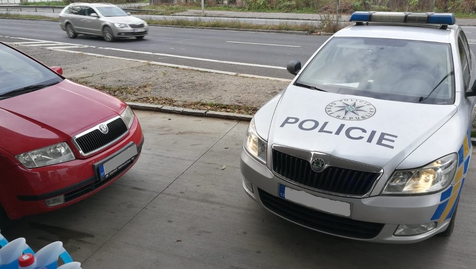 Policisté na Barrandově zpacifikovali nezdárného stopaře, který využil chvilky a ukradl vůz dobrodinci, který ho svezl.