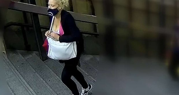 Žena zatajila nález tašky s notebookem za tisíce, poznáte ji?