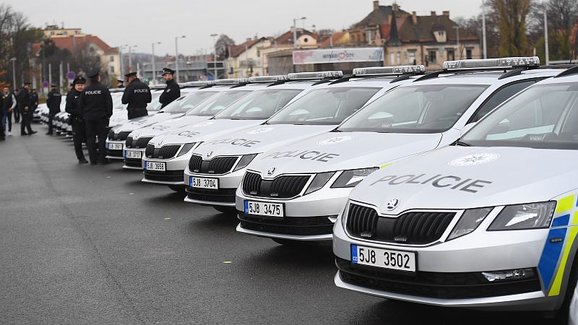 Policisté ze čtyř krajů na Letné převzali 80 nových aut