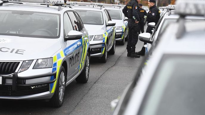 Štědrý výsluhový systém vede k úprku zkušených lidí od policie a celní správy.