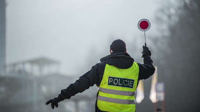 Policie ČR kontroluje občany.