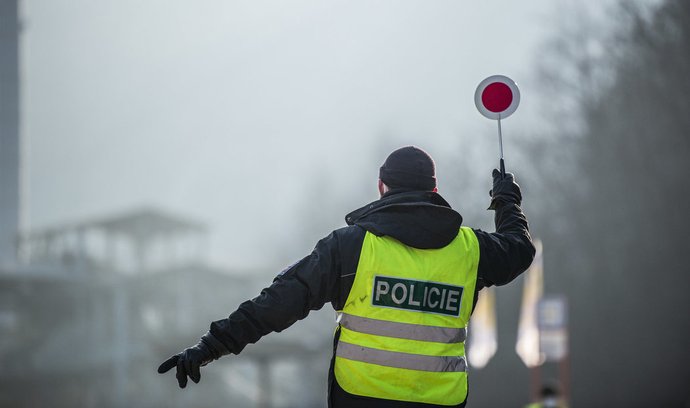 Policie ČR kontroluje občany.