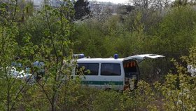 Policisté prohledávají místo nálezu dvou lidských končenin v Hloubětíne