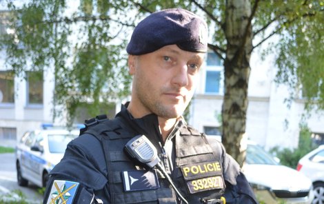 Kriminálník policistovi pořezal levou ruku, naštěstí minul břicho.