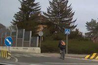Nametený cyklista (41) svištěl přes blikající přejezd! Měl pech, stáli u něj policisté