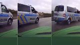 Policista na narušitele kolony vytáhl samopal: Udání se obrátilo proti řidiči
