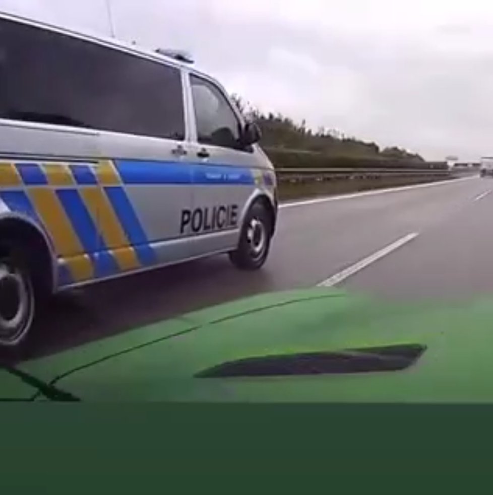 Řidič byl na úrovní policejního auta.