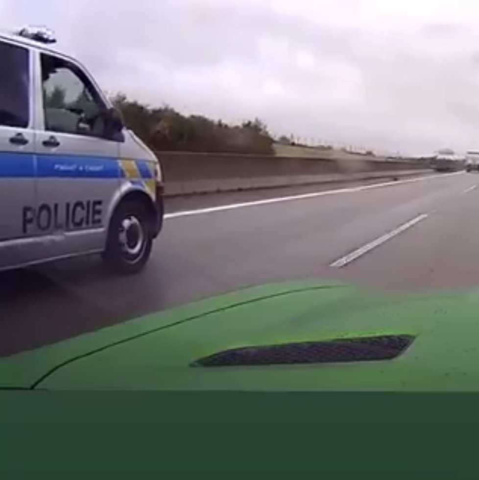 Policista si vozidla všiml a stahuje okénko.