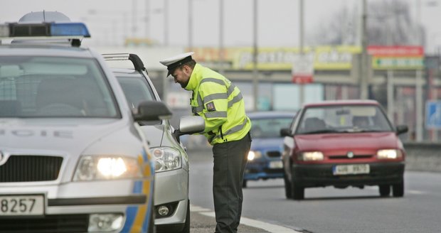 Policisté při náhodné kontrole vozidel na parkovišti u dálnice D1 našli holčičku, po které bylo vyhlášeno pátrání v Německu. (Ilustrační foto)
