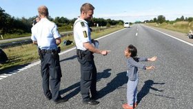 Malá uprchlice byla z policisty nadšená.