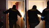 Drogový dealer nenastoupil do kriminálu a zamkl se v bytě: Policie otevřela čtyřmi kopy