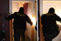 Drogový dealer nenastoupil do kriminálu a zamkl se v bytě: Policie otevřela čtyřmi kopy