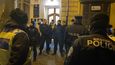 Policie ČR a strážníci městské policie Děčín hlídají restauraci hotelu Pošta, kde se schází Andrej Babiš se stalinistou Skálou