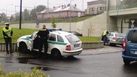 Policistům se podařilo umístit služební vozidlo na ostrůvek uprostřed kruhového objezdu
