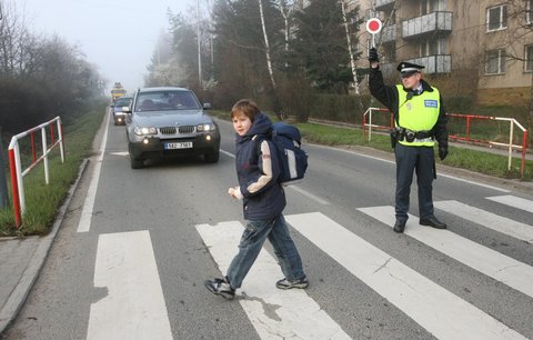 Kousek od školy srazila řidička devítiletou dívenku: Do nemocnice ji převezl vrtulník