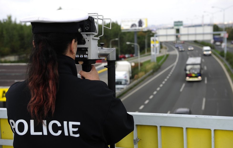 Policie na trase závodu pečlivě měřila rychlost.