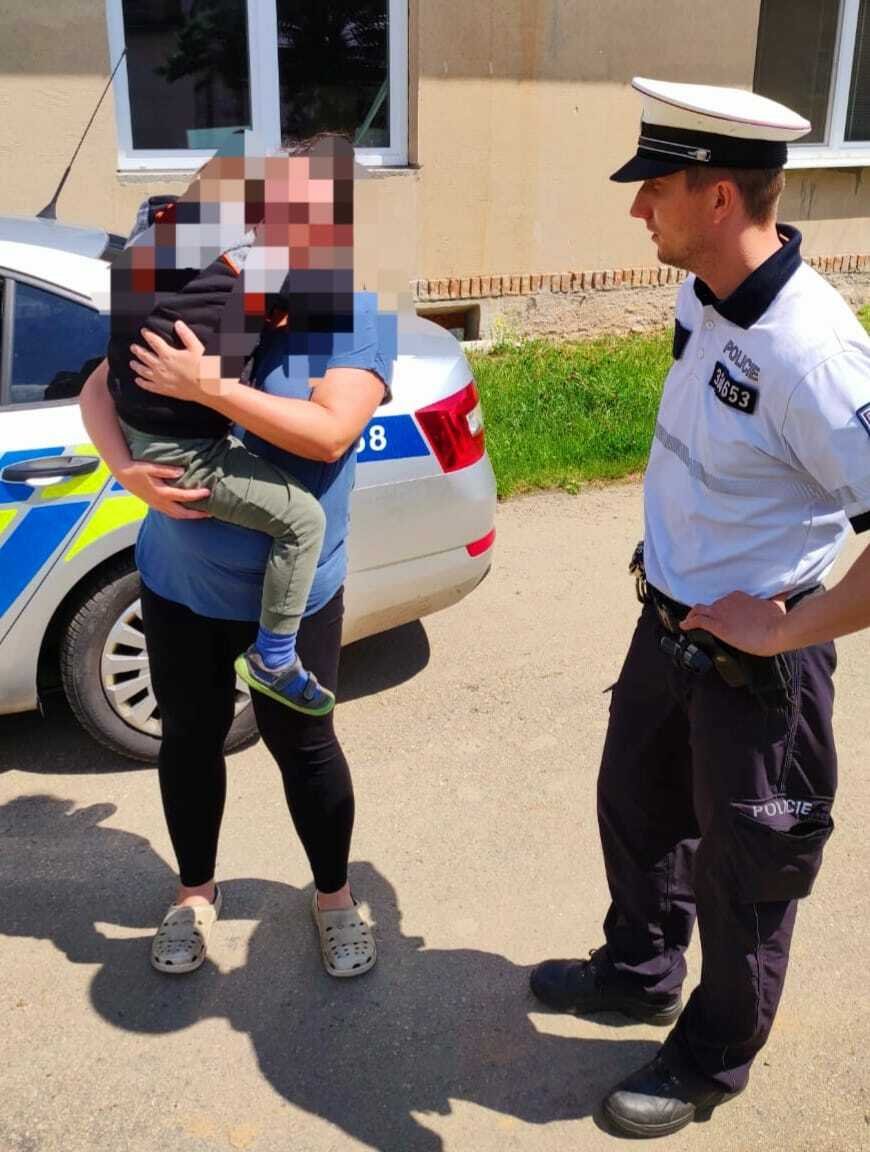 Malý Péťa se vydal ze školky pěšky domů za maminkou. Cestou na něj ale narazili policisté.