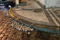 Opilec řádil v centru Prahy: Dlažebními kostkami si vyléval světobol na zaparkovaných autech