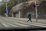 Dívka v Brně ukázala na auto sprosté gesto, vystoupili z něho policisté.