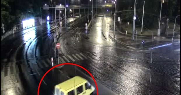 Gang ze žluté dodávky: Policie hledá další oběti lupičů. Oběti okradli a vyhodili z auta