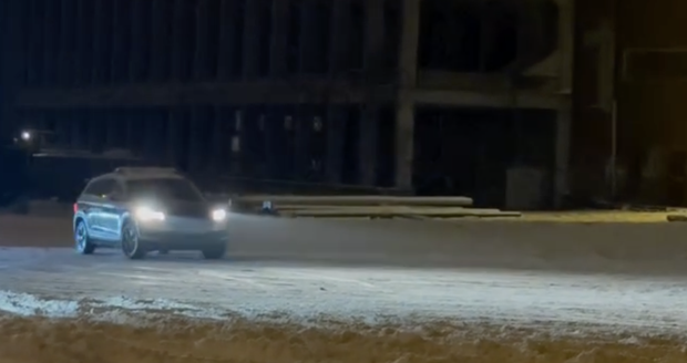 Policisté draftovali na parkovišti u stadionu na pražském Strahově, hrozí jim trest.