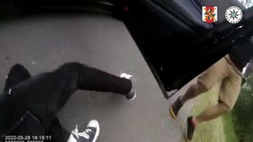 Policisté ženu zadrželi ve chvíli, kdy cestovala ve voze.