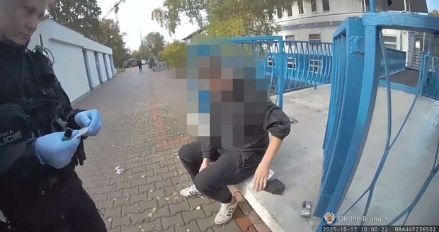 Zfetovaný chlap rozházel na hřišti 120 tisíc! Poctivec volal policii, on si peníze vzal zpět a v klidu odešel Zfetovaný chlap rozházel na hřišti 120 tisíc! Poctivec volal policii, on si peníze vzal zpět a v klidu odešel