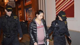 Policisté zadrželi také tuto těhotnou Vietnamku.