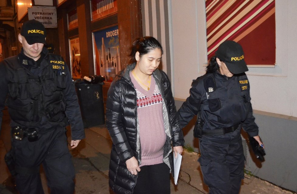 Policisté zadrželi také tuto těhotnou Vietnamku.