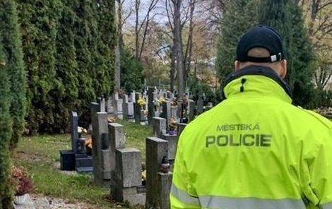 Strážníci hlídkují u hřbitovů už dva dny.