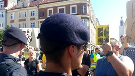 Expremiér Andrej Babiš (ANO) ve svém obytňáku. Na mítinky musí dohlížet policie.