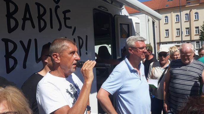 Expremiér Andrej Babiš (ANO) ve svém obytňáku. Na mítinky musí dohlížet policie 