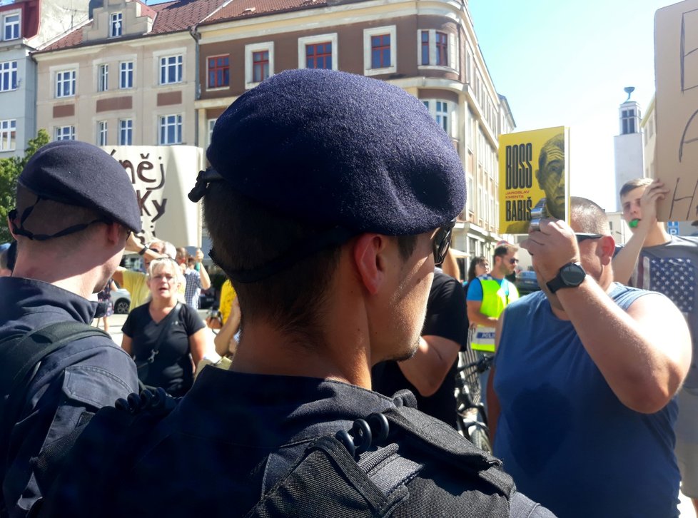 Expremiér Andrej Babiš (ANO) ve svém obytňáku. Na mítinky musí dohlížet policie.