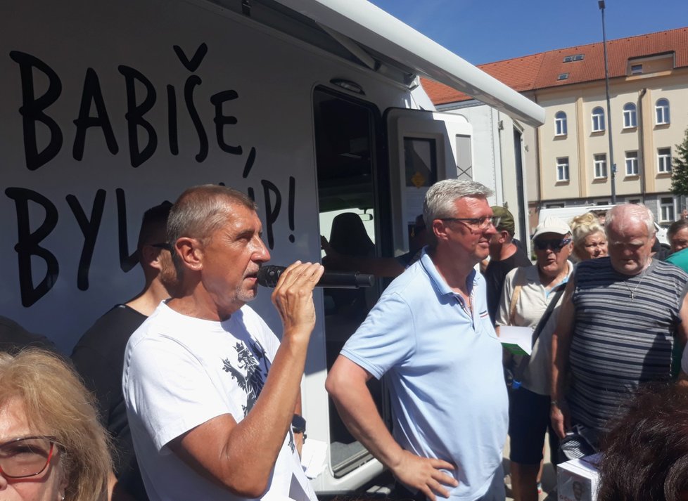 Expremiér Andrej Babiš (ANO) ve svém obytňáku. Na mítinky musí dohlížet policie.
