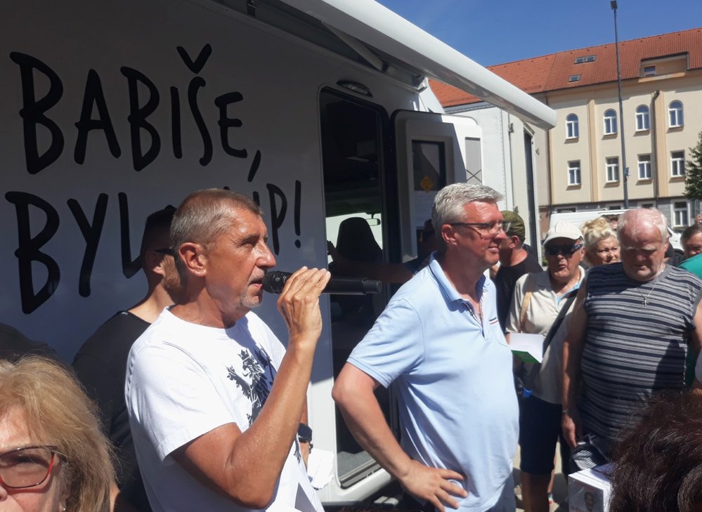 Expremiér Andrej Babiš (ANO) ve svém obytňáku. Na mítinky musí dohlížet policie