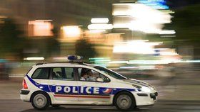Ve Francii policista postřelil muže, který jej ohrožoval nožem. (Ilustrační foto)
