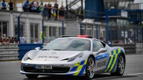 Policejní ferrari v simulované honičce u České Lípy