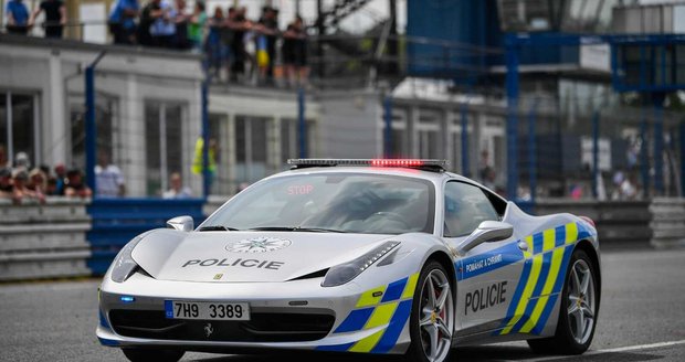 Policie nově používá ve službách dopravní policie Ferrari 458 Italia.