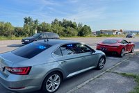 Řidič ferrari jel u Mladé Boleslavi téměř 200 km/h: Hrozí mu směšná pokuta a zákaz řízení