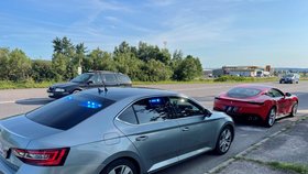 Policie ČR zastavila řidiče ve Ferrari Roma nedaleko Mladé Boleslavi. Jel 199 km/h a nejspíš přijde o řidičák.