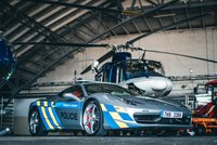 Česká policie má luxusní Ferrari: Pomůže proti pirátům silnic v superrychlých vozech