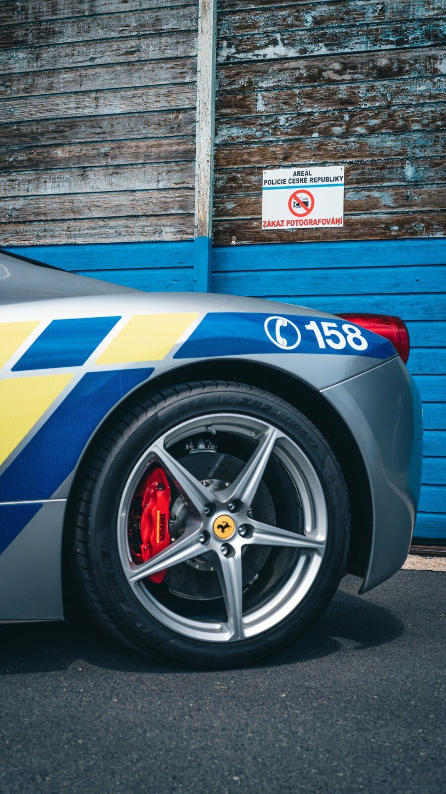 Policie nově používá ve službách dopravní policie Ferrari 458 Italia.