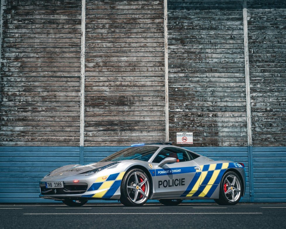 Policie nově používá ve službách dopravní policie Ferrari 458 Italia.