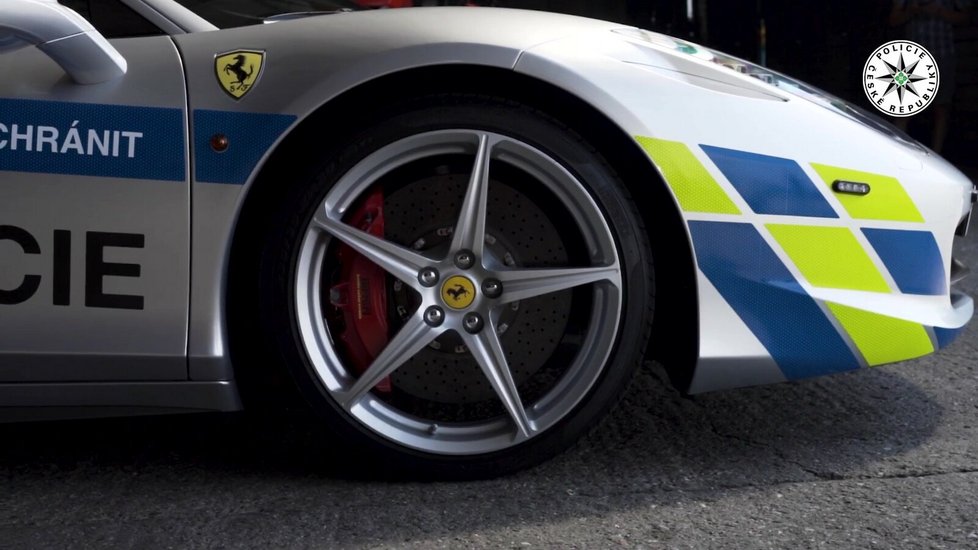 Policie nově používá ve službách dopravní policie Ferrari 458 Italia.