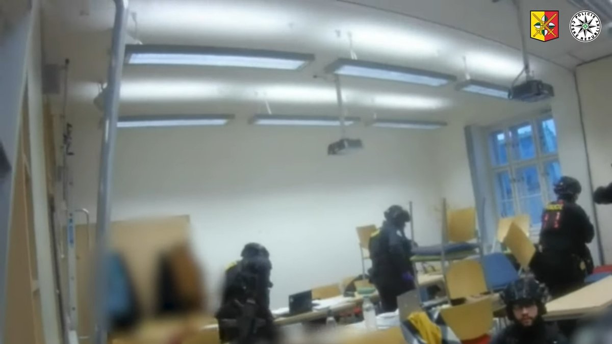 Zásah policistů proti střelci na Filozofické fakultě UK.