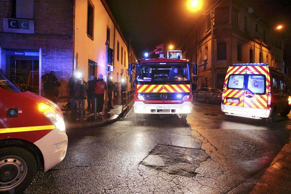 Přilehlé ulice na severu Toulouse blokují auta zásahových jednotek