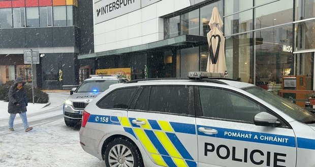 Policisté zadržely dvě ženy v obchodním centru v Butovicích. Jedna hrozila, že má u sebe výbušninu. (18. leden 2024)