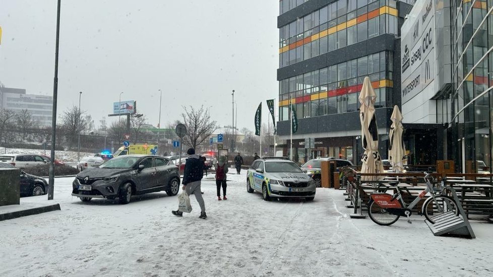 Policisté zadržely dvě ženy v obchodním centru v Butovicích. Jedna hrozila, že má u sebe výbušninu. (18. leden 2024)