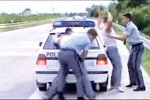 Na jedné ze scén pornofilmu herci předvádějí fiktivní zatýkání. Je zde vidět i skutečné policejní auto. 