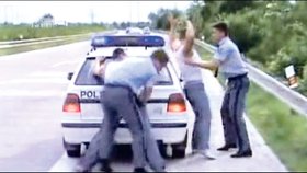 Na jedné ze scén pornofilmu herci předvádějí fiktivní zatýkání. Je zde vidět i skutečné policejní auto. 